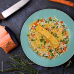 Lachs mit Blumenkohlreis und gelber Currysauce