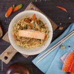Asia Nudeln mit Wok Gemüse und Lachs