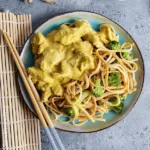 Gelbes Hähnchencurry mit Linguine und Brokkoli