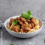 Rindergulasch mit Vollkornspirelli